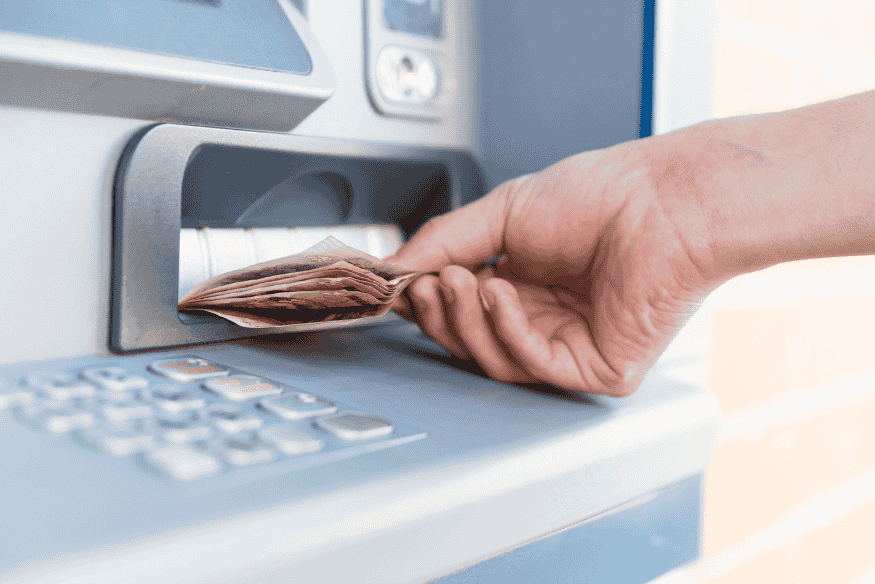 Prelievo di contanti da bancomat con carta di credito