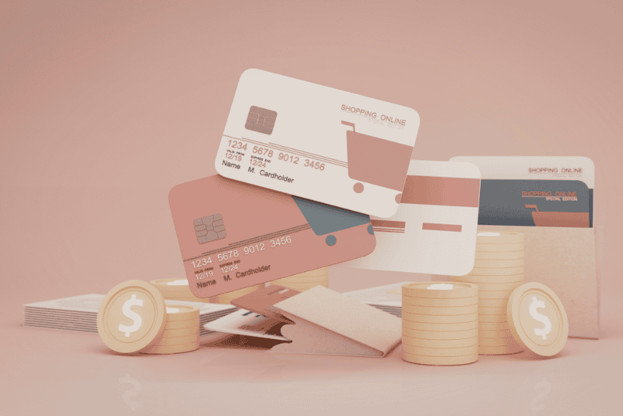 Carte di credito e monete disposte insieme, immagine che rappresenta chargeback, disconoscimento di addebiti e problemi di fatturazione sulla carta di credito.