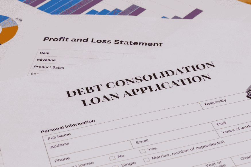Foglio bianco con la scritta “Debt Consolidation Loan Application” stampata al centro
