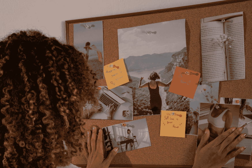 Vision board con foto e appunti, idea di obiettivi e risparmio da costruire con il primo stipendio.