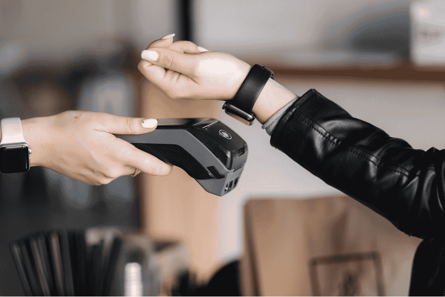 Pagamento contactless con smartwatch su POS, tecnologia NFC e protezioni digitali