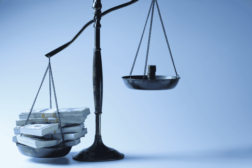 Bilancia che pesa mazzette di denaro, simbolo dell’equilibrio tra compenso e tassazione nelle prestazioni occasionali.